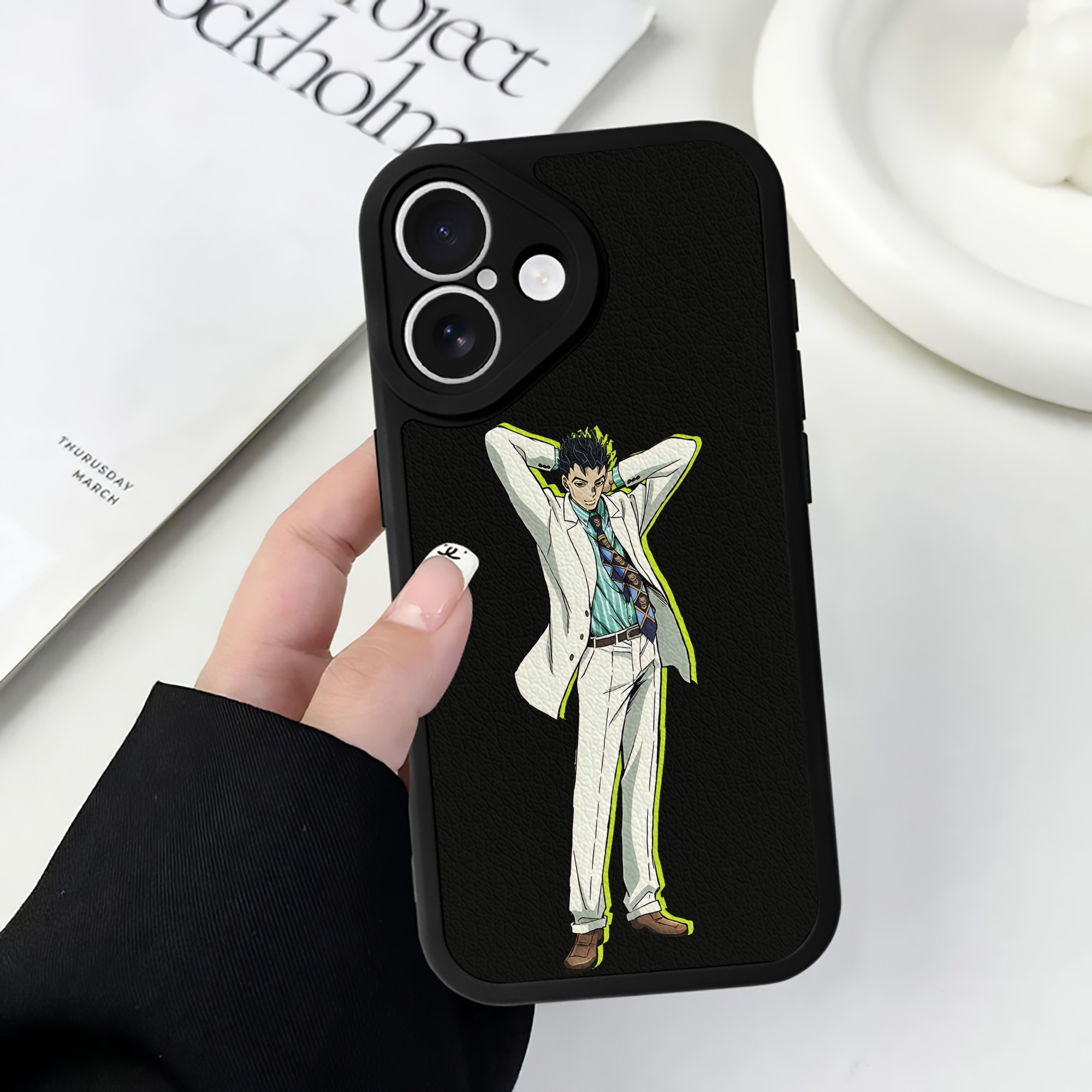 （画像用） ジョジョの奇妙な冒険 きら よしかげ JoJo's Bizarre Adventure Kira Yoshikage 【iPhone 16シリーズ対応】シリコンスマホケース（レザー調） 材質：シリコン